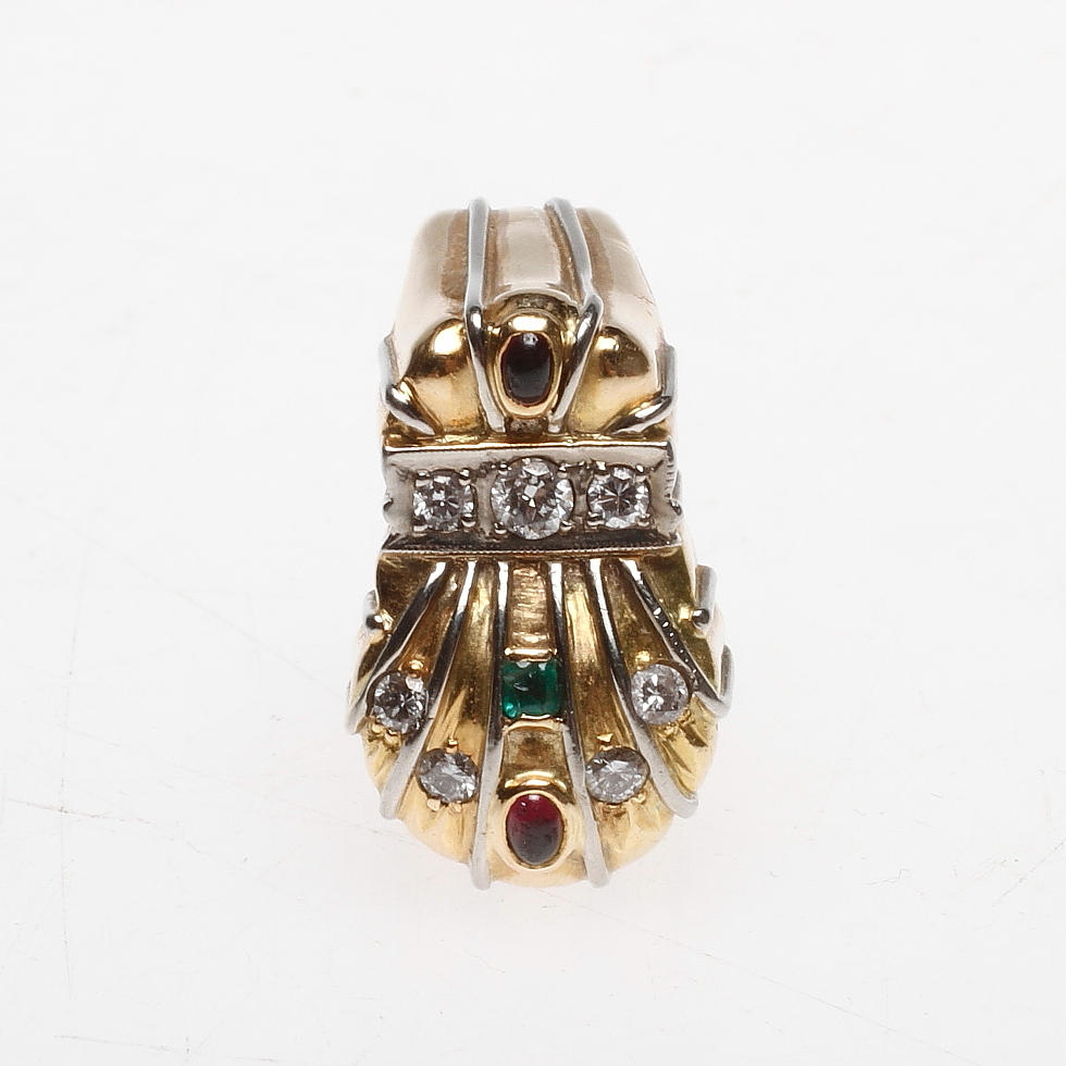 RING, 18 guld med diamanter och smaragder, totalt ca 0,70 ct, Christer Nygård & Son, Linköping, 1967. Vikt ca 12,9 gram.