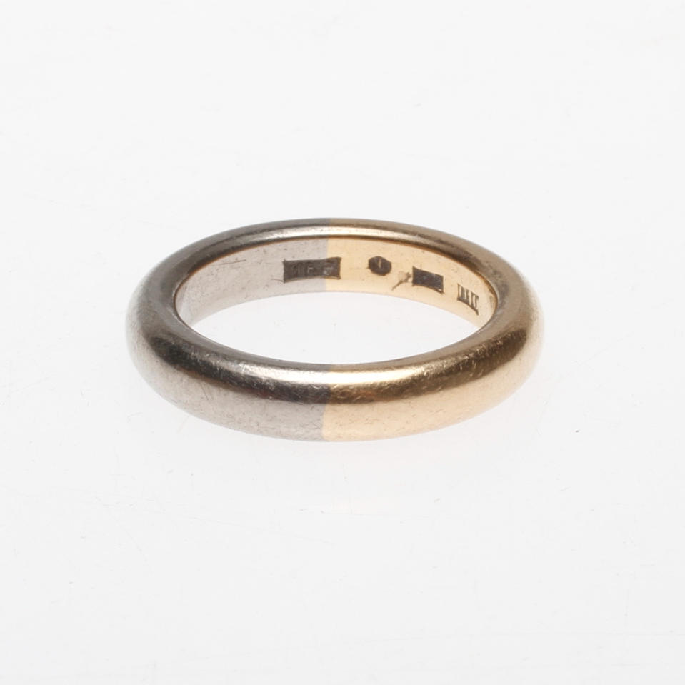 RING, 18k vit/rödguld, 1900-tal, vikt ca 10 gram.