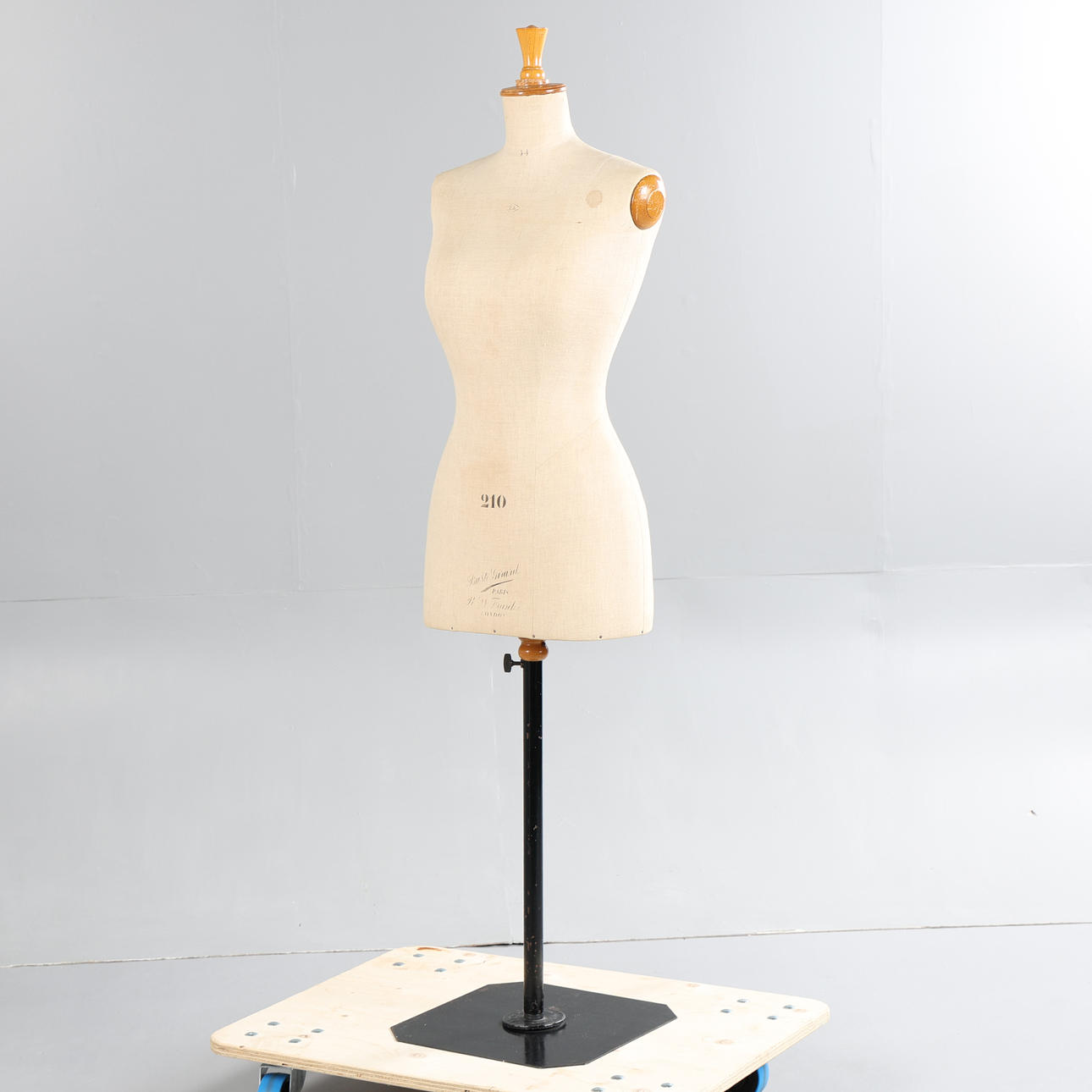 A 20TH CENTURY TAILOR'S MANNEQUIN.