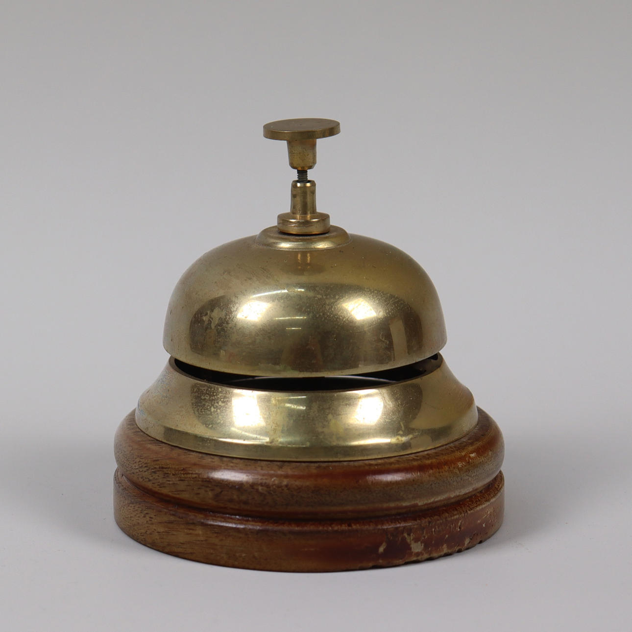 HOTELLKLOCKA, mässing med träsockel.