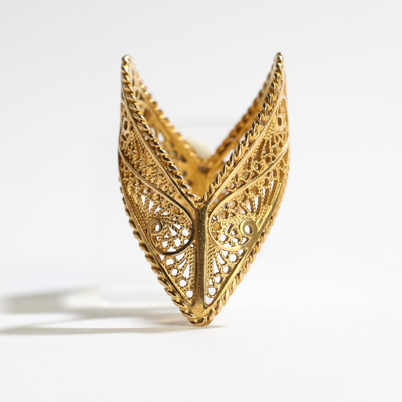 RING, 18 K Gold, filigrane Arbeit, durchbrochen, V-Form.