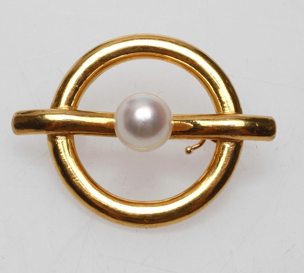 BROSCH med pärla, 23k guld, vikt ca 10,5 gram.