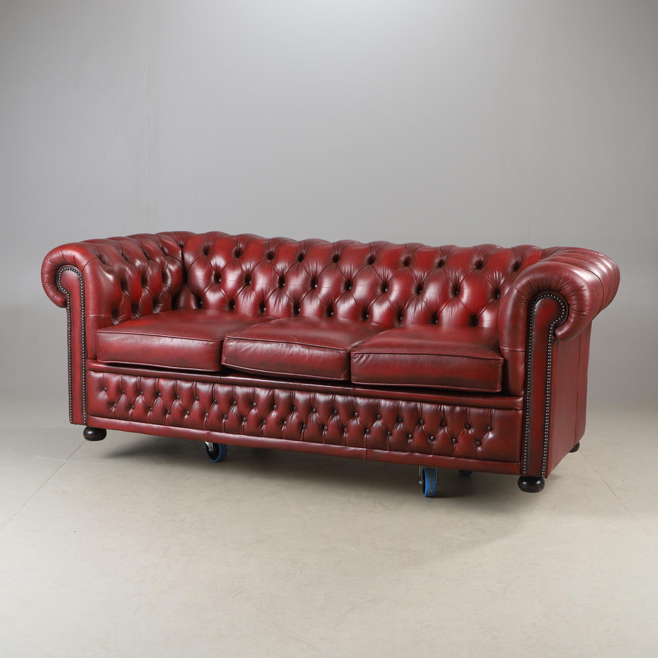 SOFFA, 3-sits, rött skinn, Chesterfield-modell.