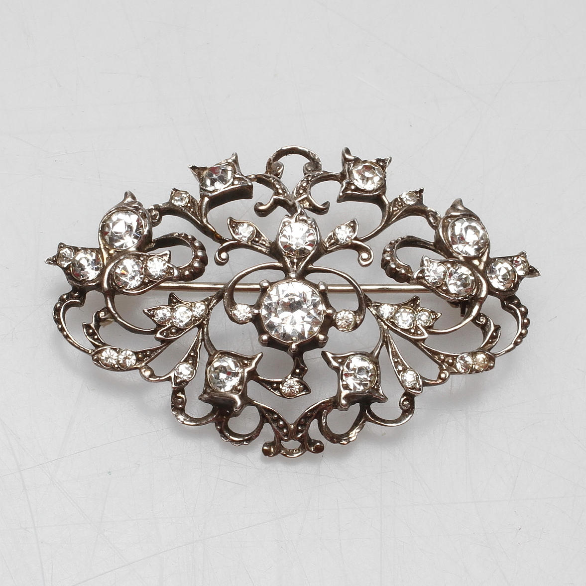 BROSCH, silver med stenar.