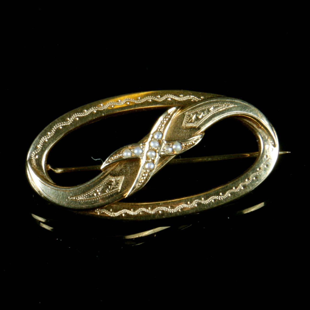 BROSCH, 18k guld med 8 odlade pärlor, Guldvaruaktiebolaget G. Dahlgren & Co Ab, 1923.