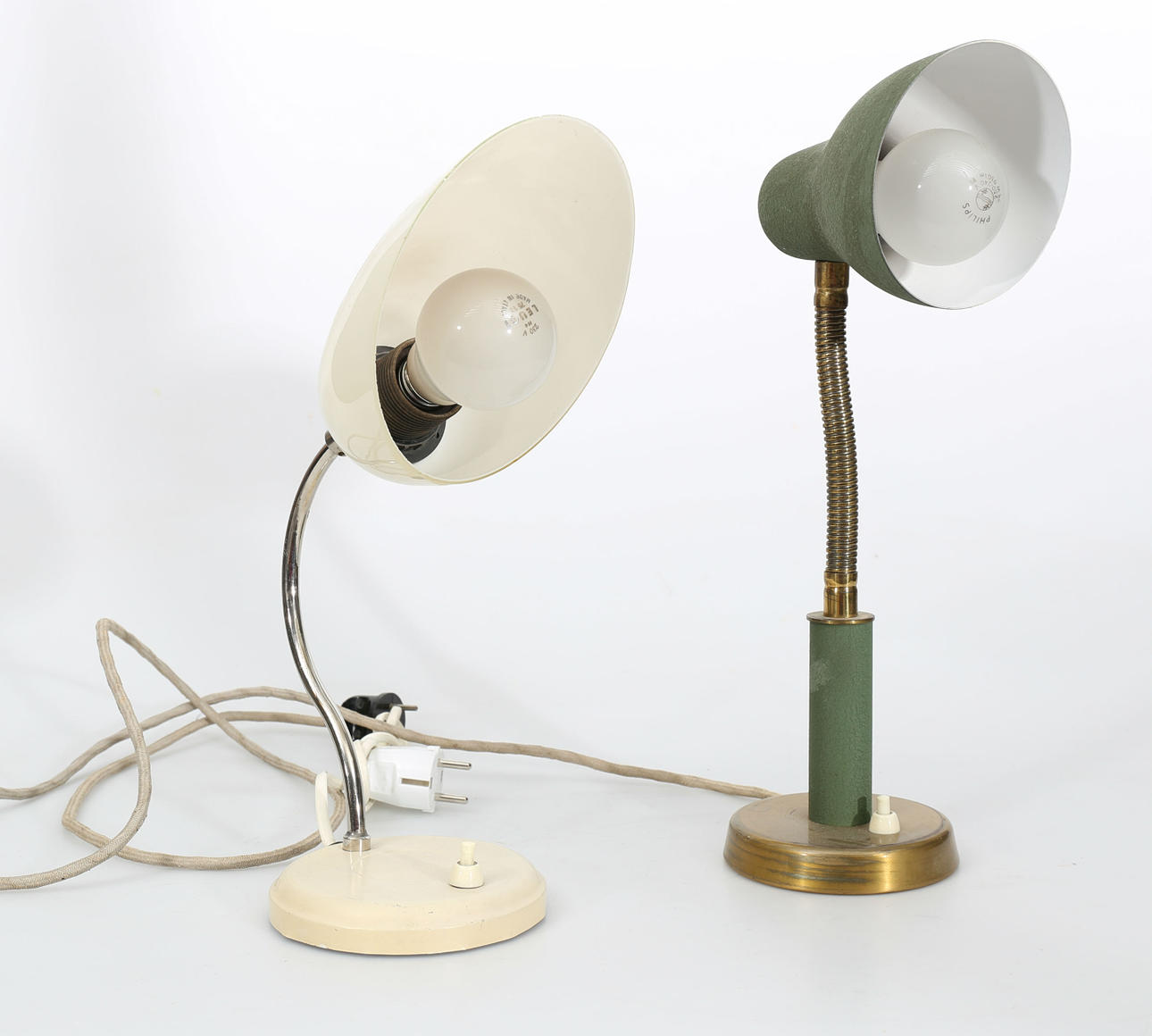 BORDSLAMPOR, metall och glas, 2 stycken, 1900-talets förstahälft.