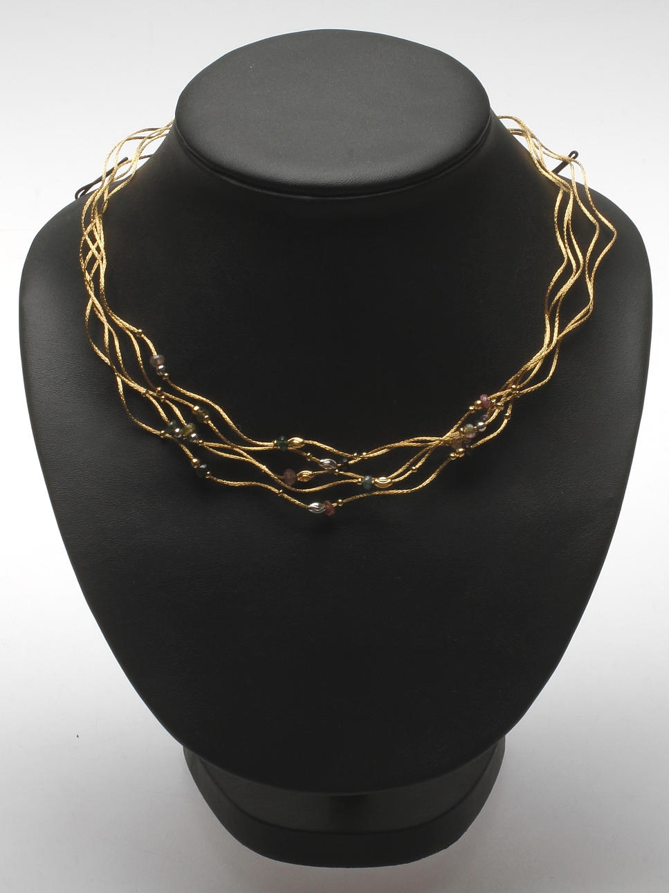 COLLIER, 18k guld med ädelstenar, vikt 12,8 gram.