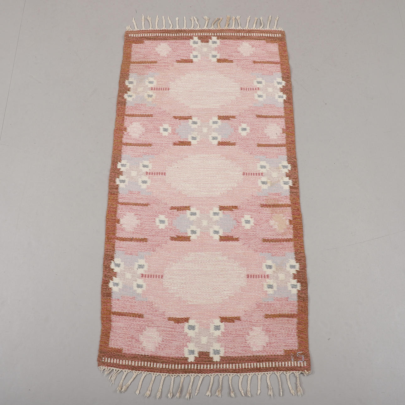 INGEGERD SILOW. Teppich, Schafgarbe, Maße 162x81 cm.