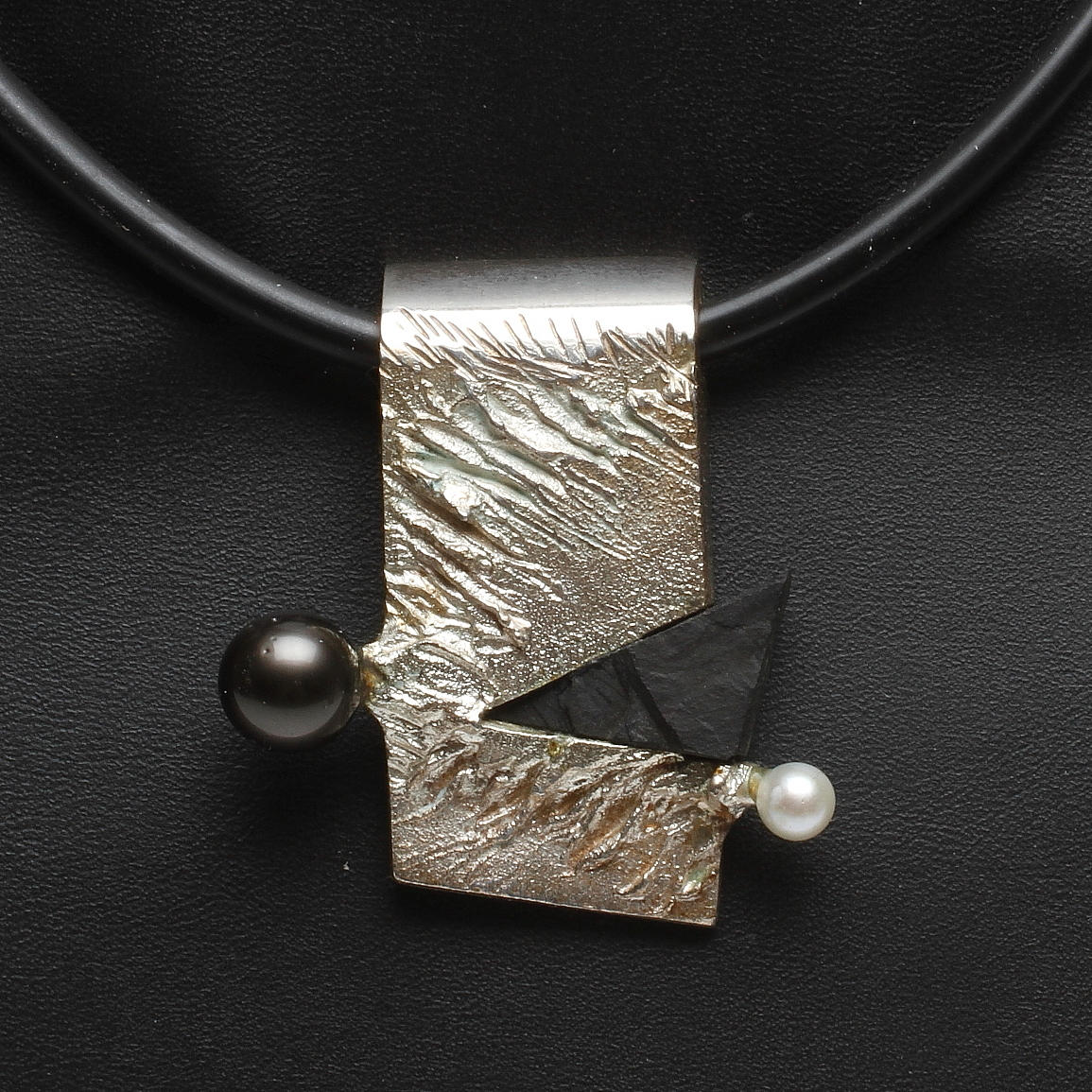 KARL-HEINZ SAUER. COLLIER, silver med pärlor och skiffer.