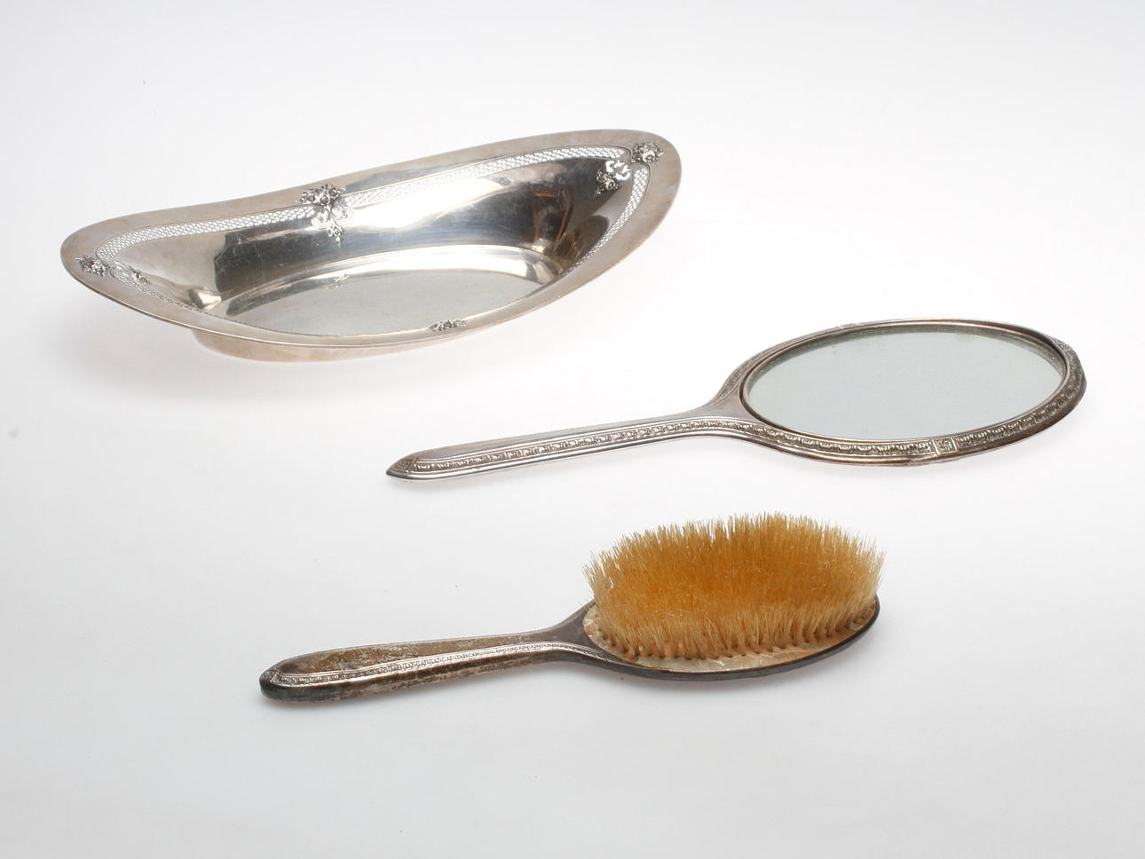 SKÅL, HANDSPEGEL OCH BORSTE, sterlingsilver, 1900-talets första hälft.