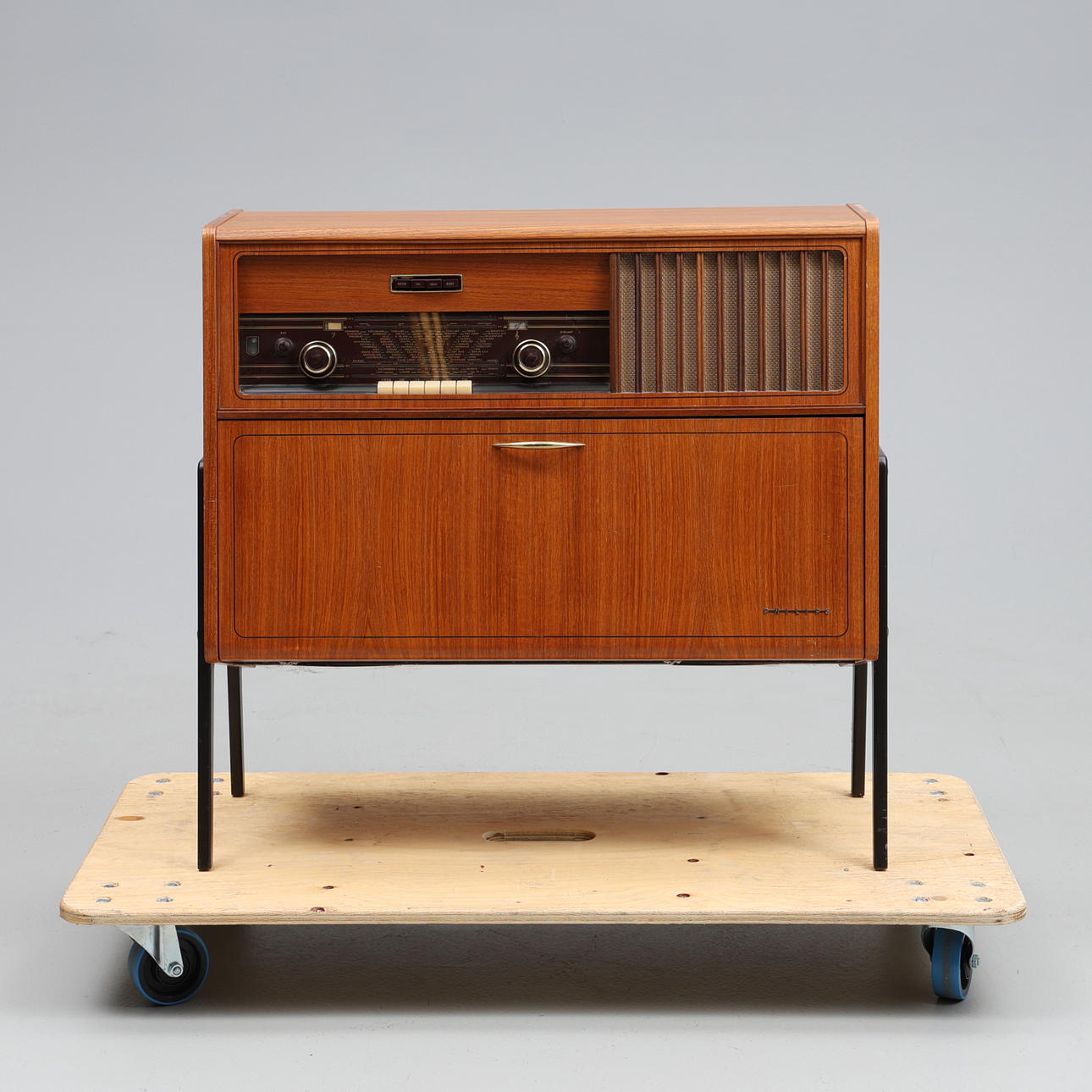 RADIOGRAMMOFON. PHILIPS, teak, med skiver, 1900-tal.