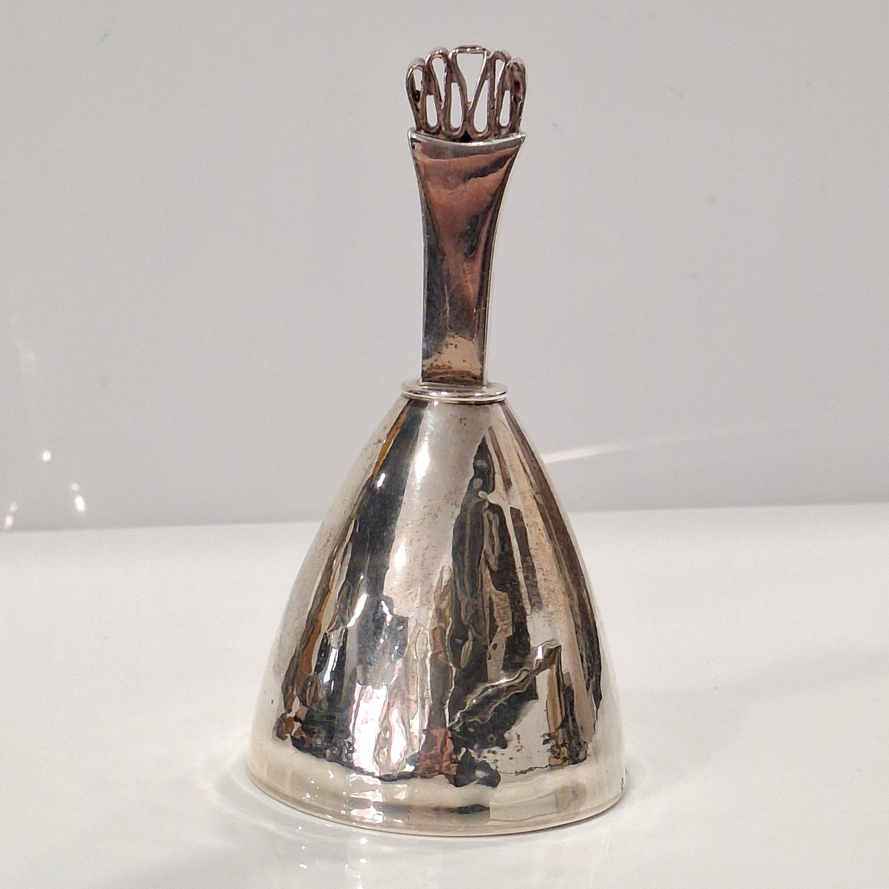 Stanset sølvklokke.