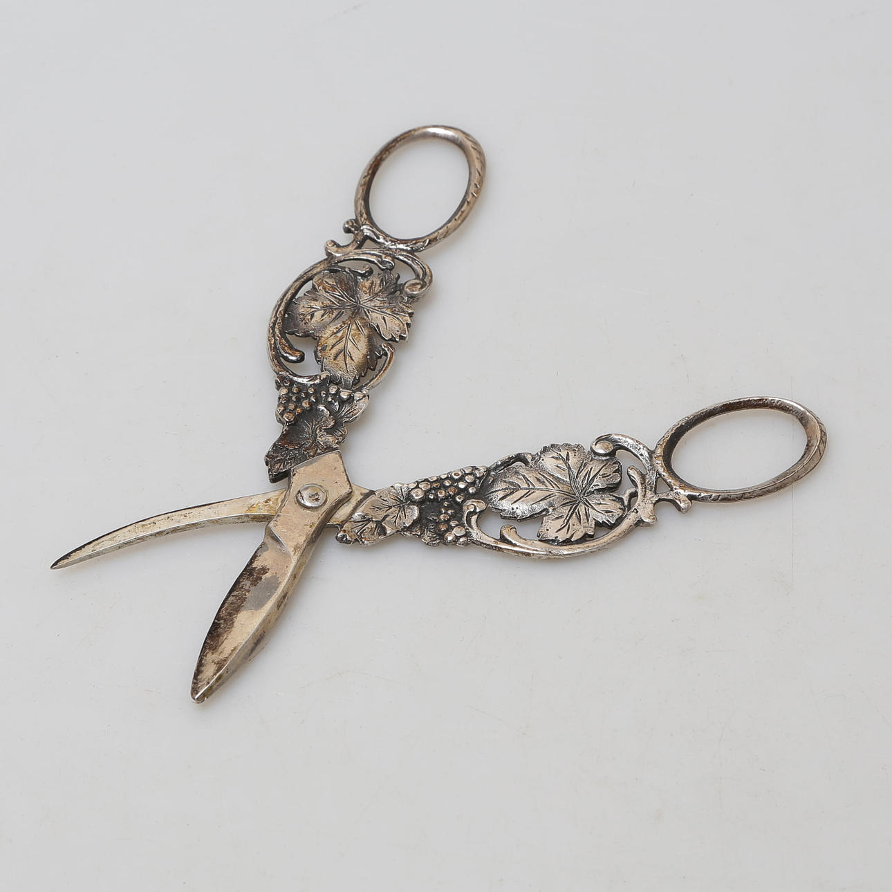 GRAPE SCISSORS, SILVER, G9 (1957).
