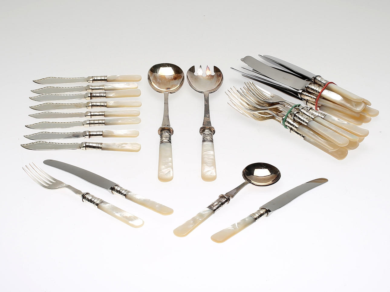 BESTICKSUPPSÄTTNING, 35 delar, nysilver samt pärlemor, England, 1900-talets mitt.