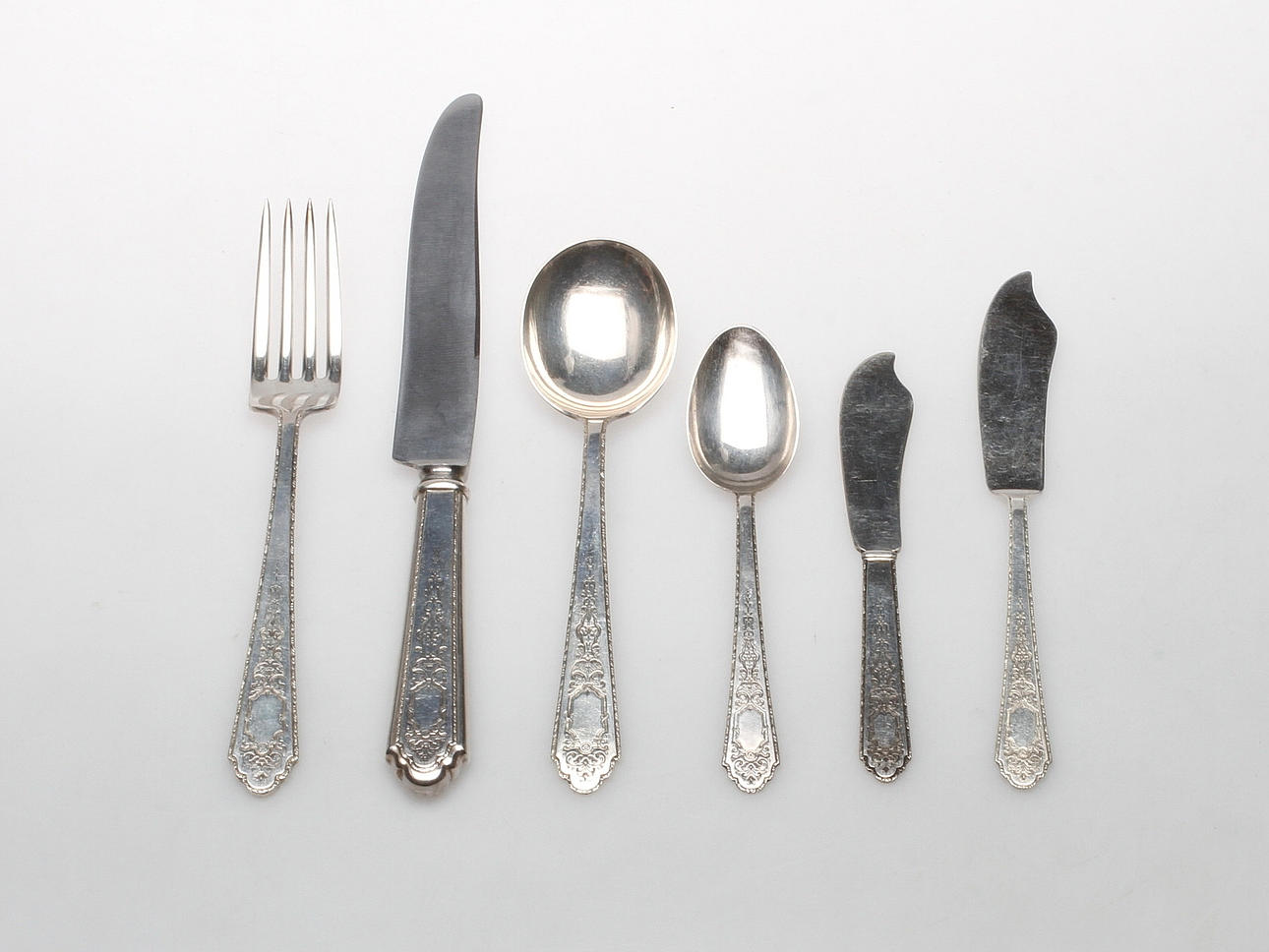 BESTICK, 57 delar, sterlingsilver, märkt Treasure RLB, vikt ca. 2586 gram.