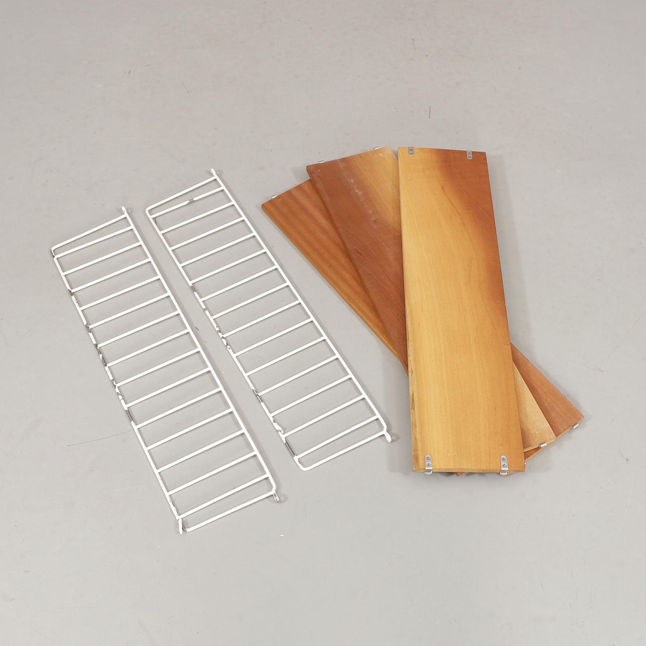 Ein Saitenregal, 1950er Jahre.