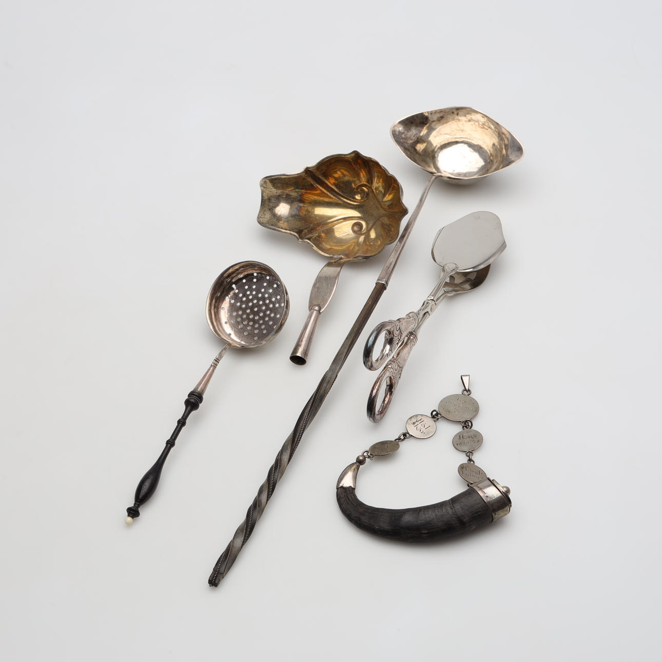 SILVER OBJECTS 5 pieces gross weight approx. 320 grams.