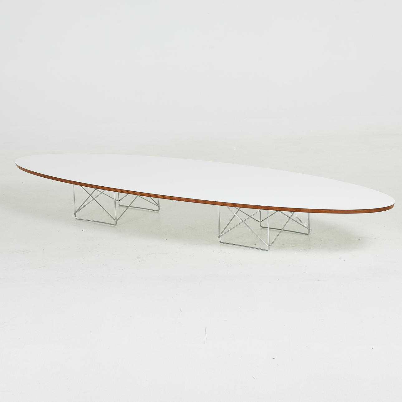 CHARLES EAMES. Sofabord, Vitra, model „Elliptical ETR“, lamineret træ, forkromet stål, designet 1951, etiket mærket.