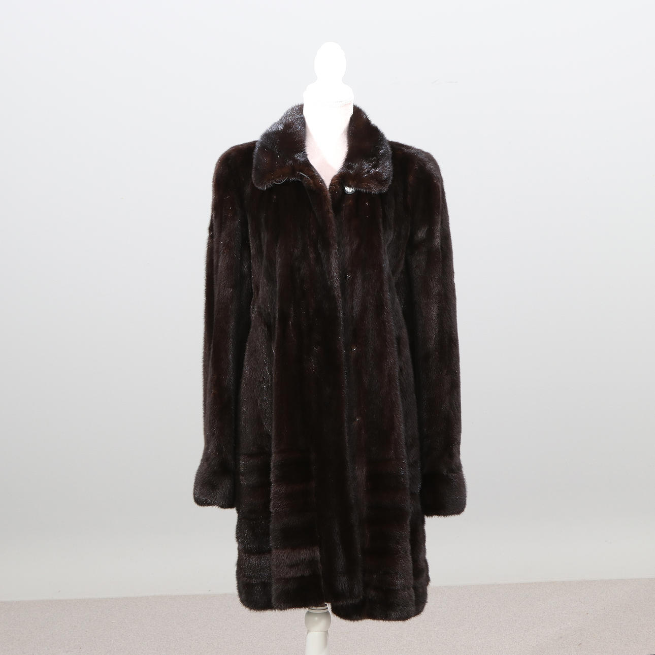 SAGAMINK, PELZ. Dunkelbrauner Nerz.
