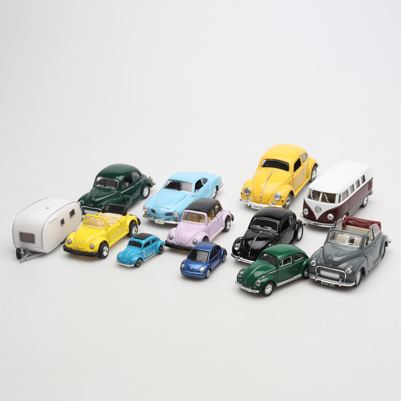 MODELLAUTOS und WOHNWAGEN, 12 Stück.