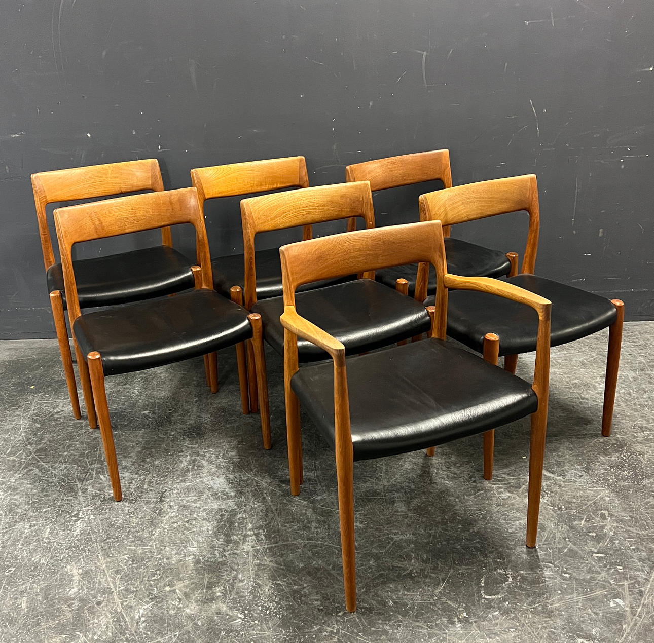 NIELS O. MØLLER. 7 CHAIRS.