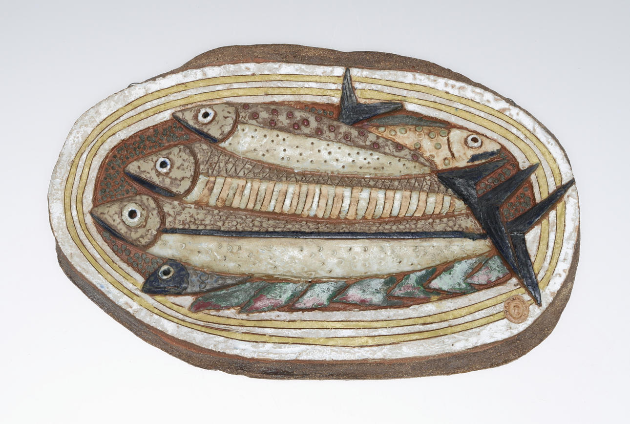 TYRA LUNDGREN. Väggrelief, fiskar, stengods, stämpelsignerad.