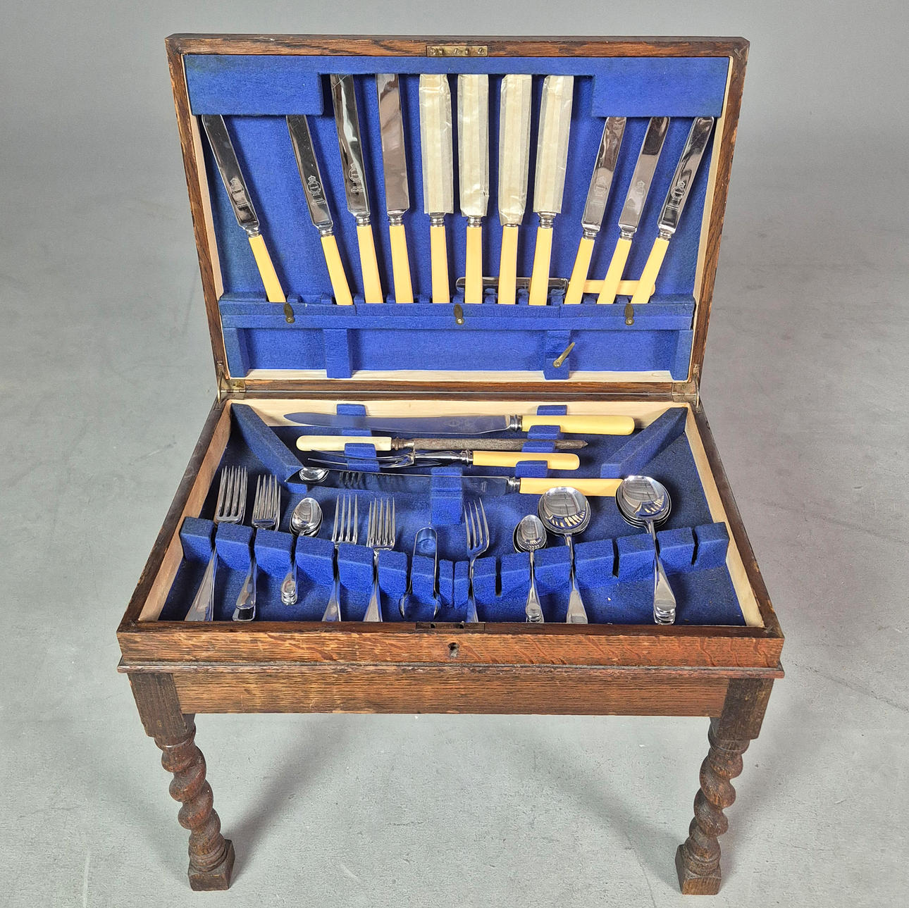 EINE VERPACKTE KANTINE MIT VERCHROMTEM EDELSTAHLBESTECK.