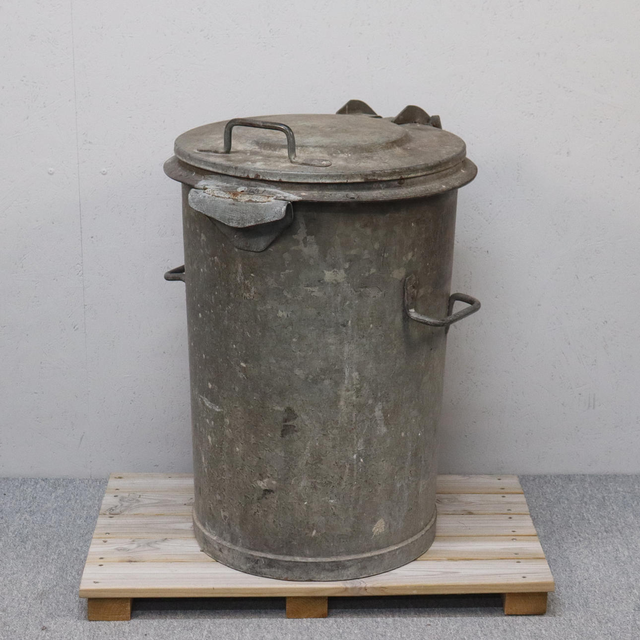 NORBA, Mülleimer aus Metall.