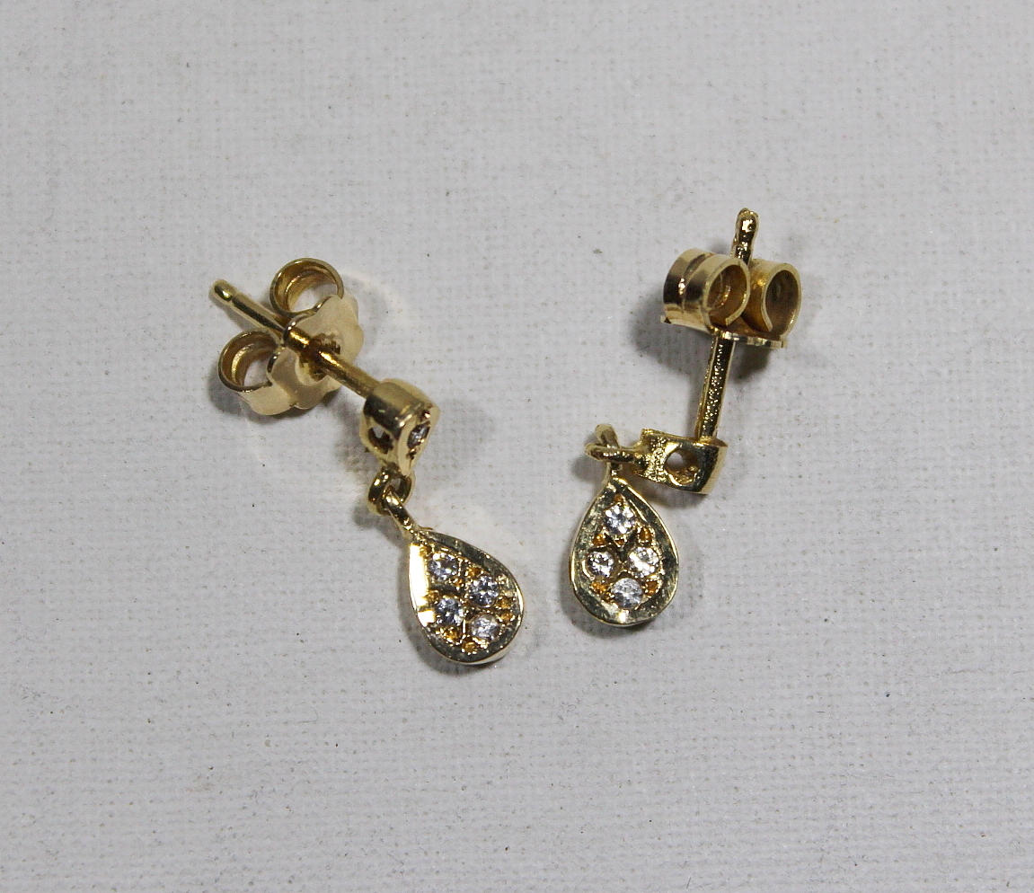 DIAMANTÖRHÄNGEN, ett par, 14 karat rödguld, vikt 1,7 gram.