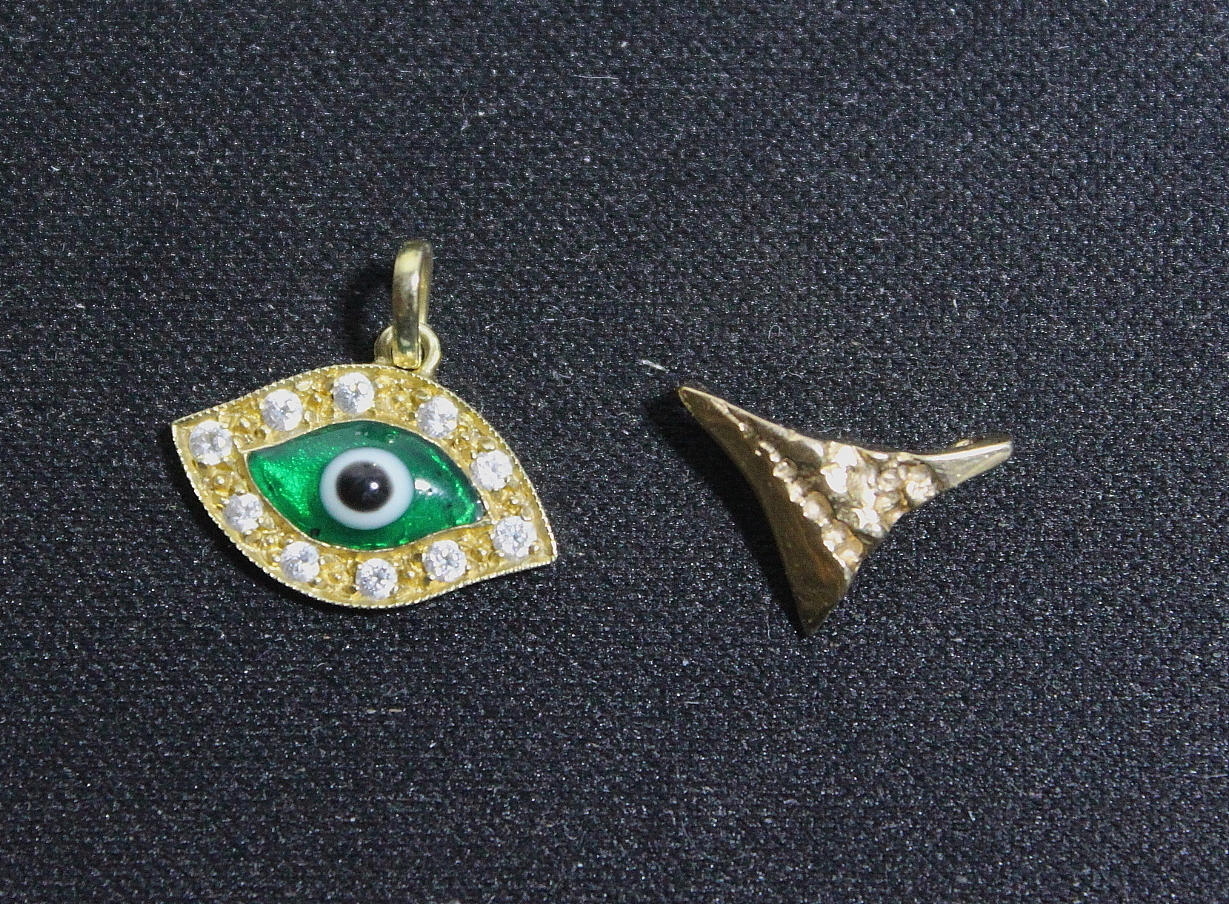 HÄNGEN, 2 st, 18 och 14 karats guld.