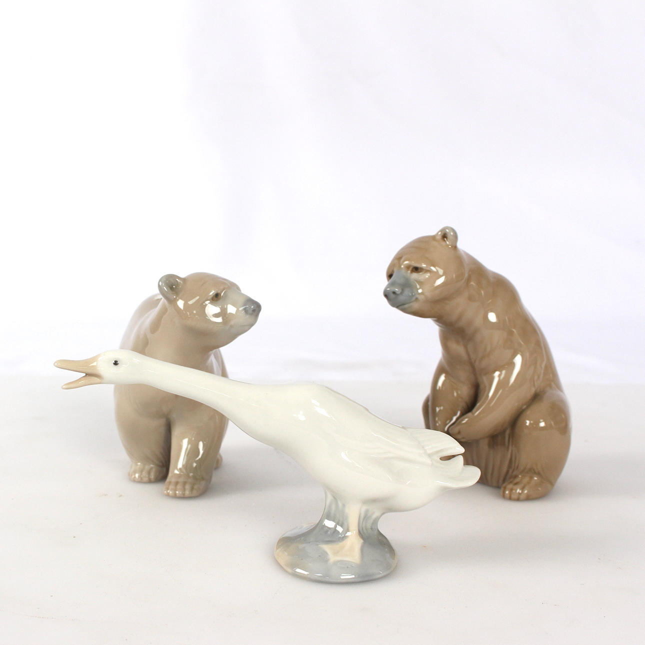 Un conjunto de tres figuritas españolas.