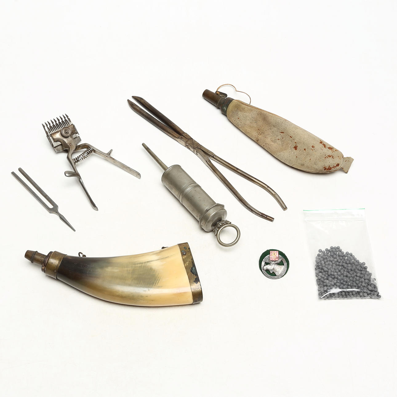 REDSKAP, kruthorn med mera, i låda.