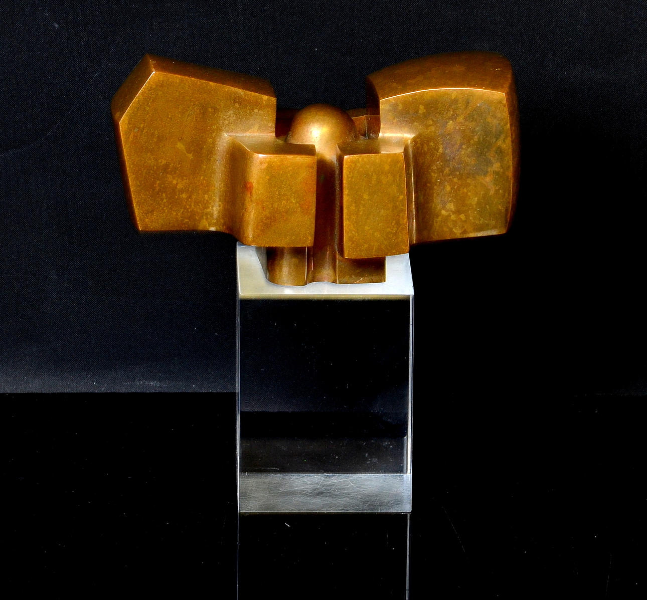 JOSE LUIS SANCHEZ. skulptur, mässing på plastsockel.