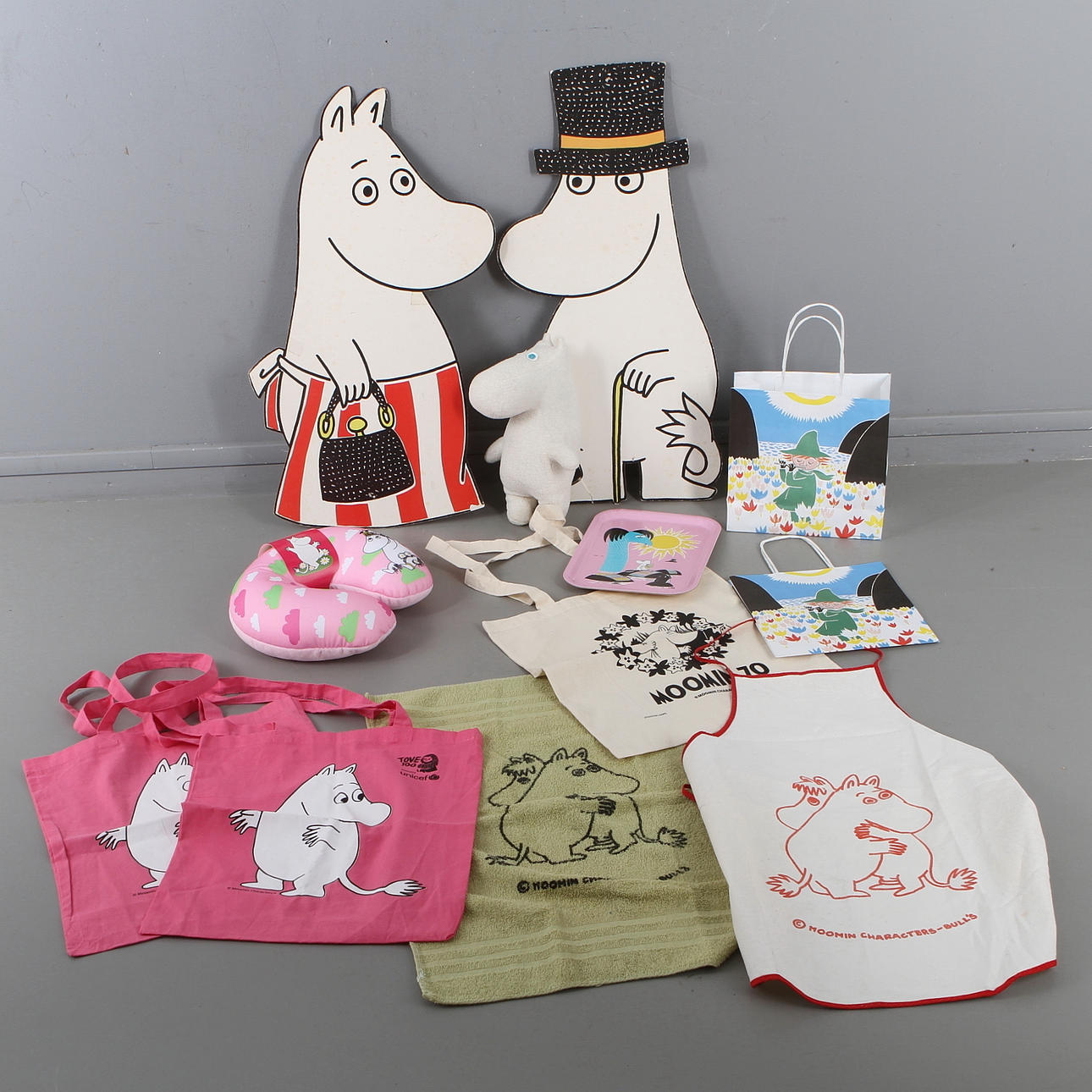 PARTI MUMIN, 12 delar, bland annat, pappfigurer, gosedjur, tygkassar, bricka, 1900/2000-tal.