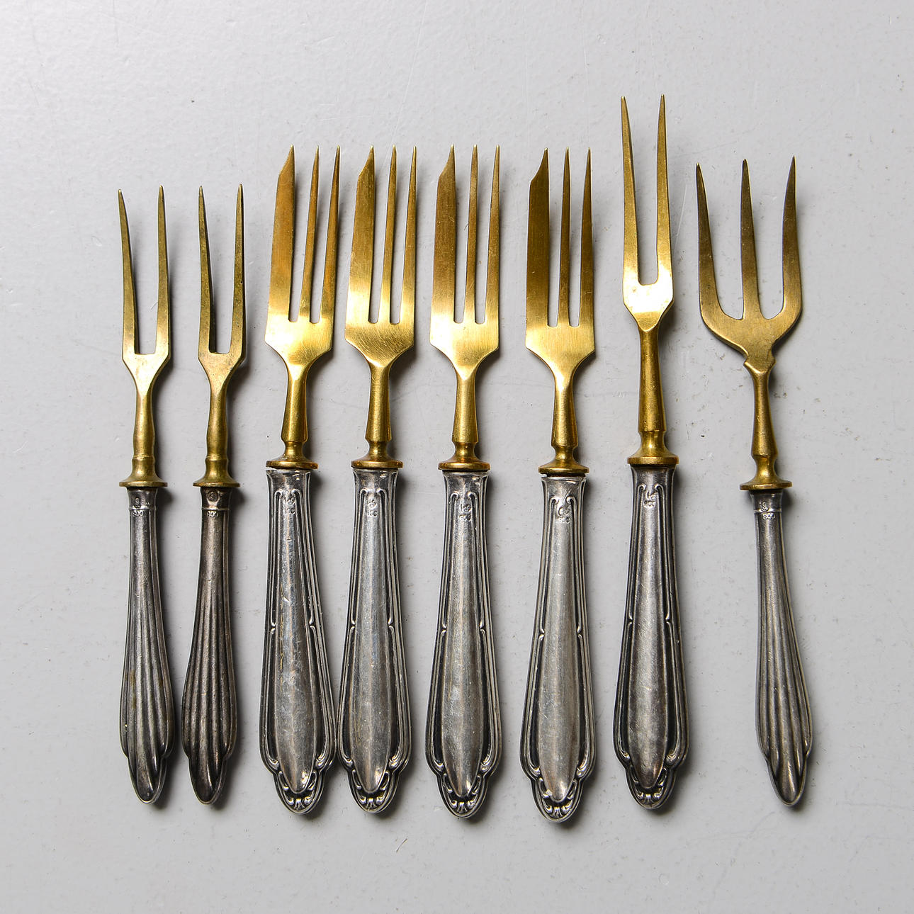 SERVERINGSGAFFLAR & TÅRTGAFFLAR, ca. 8 st, Silver & Mässing.