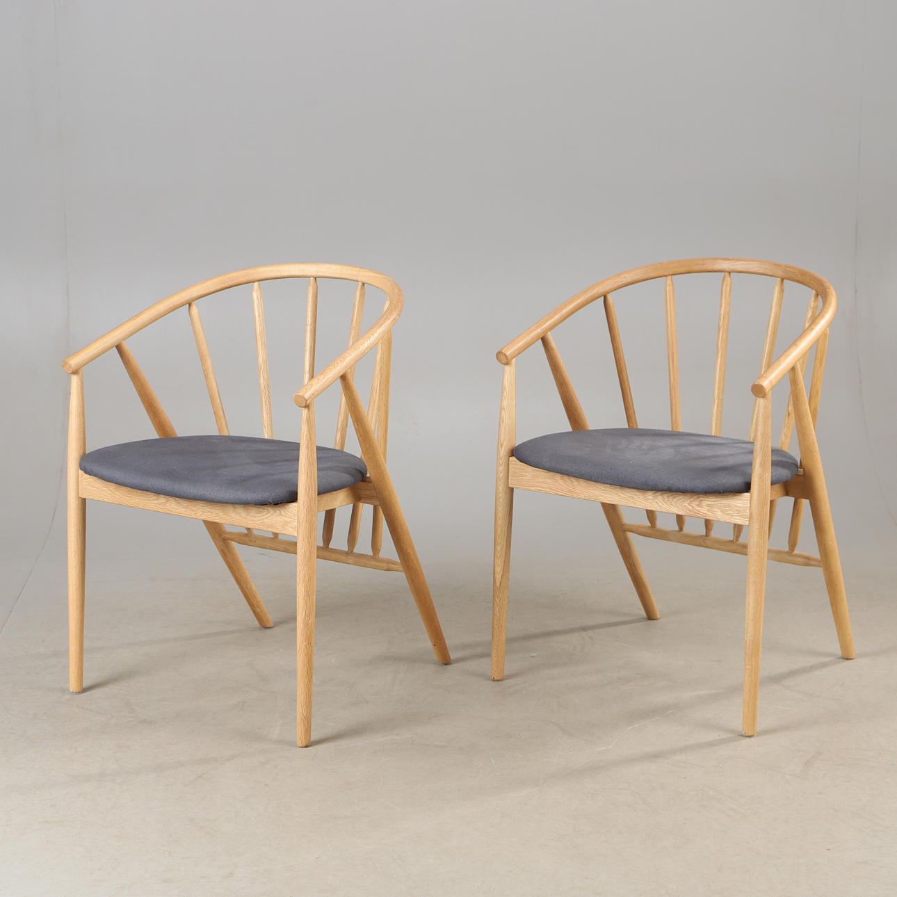 LÆNESTOLE, et par, „Arnborg“, eg, JYSK.