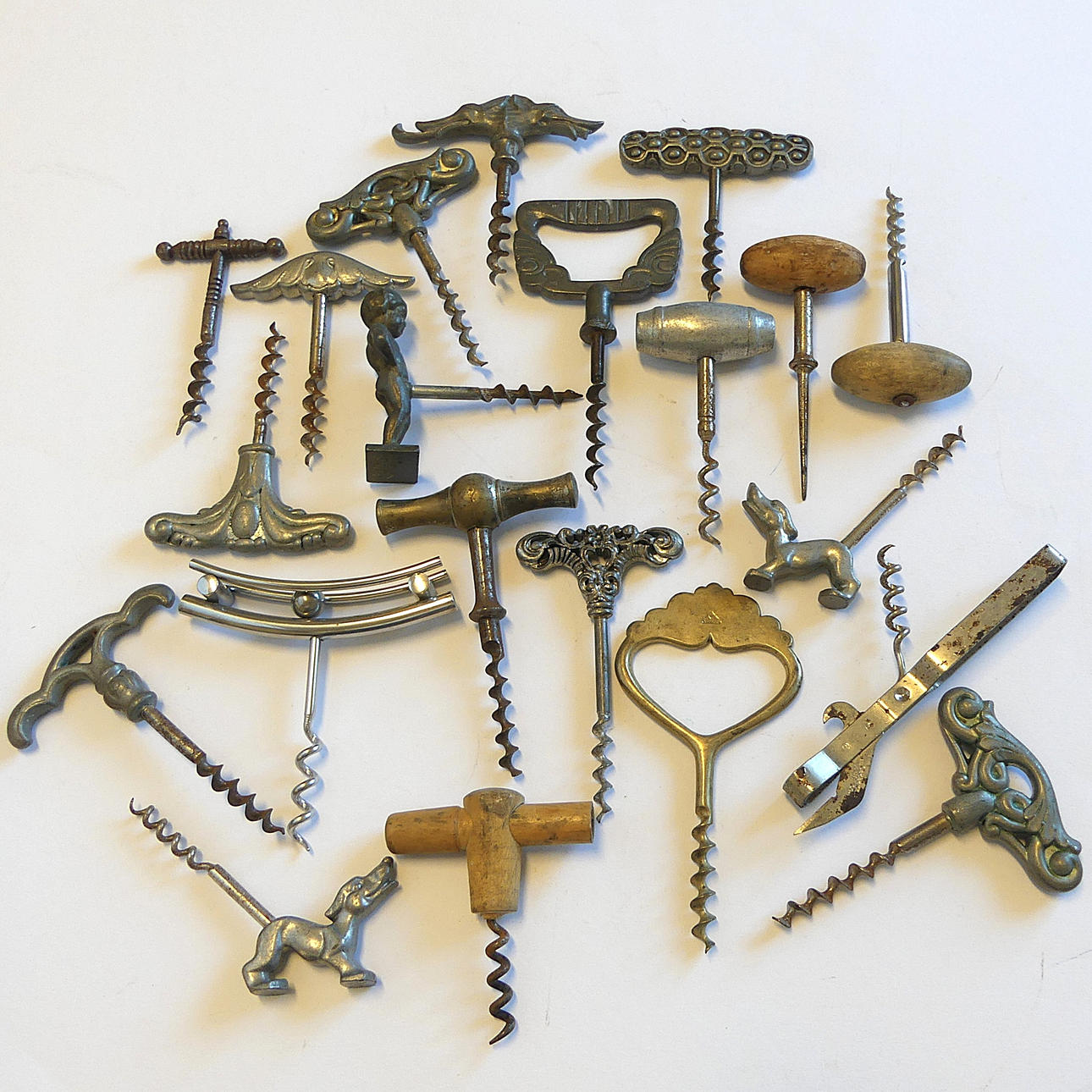 PALJON KORKKIRUUVEJA, 1900-luku.