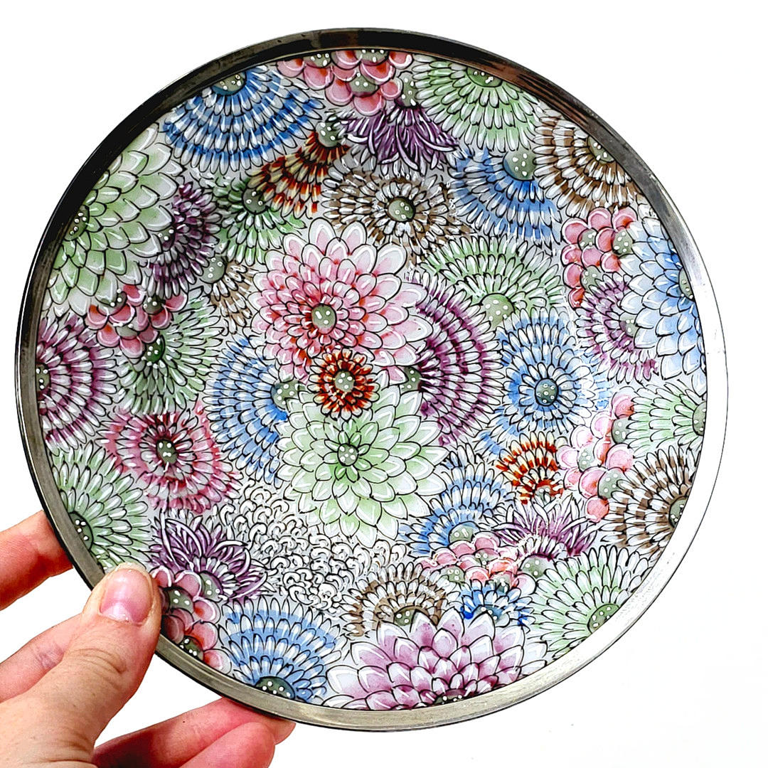 CHINESISCHER TELLER BEMALT UND IN SILBER GEFASST.