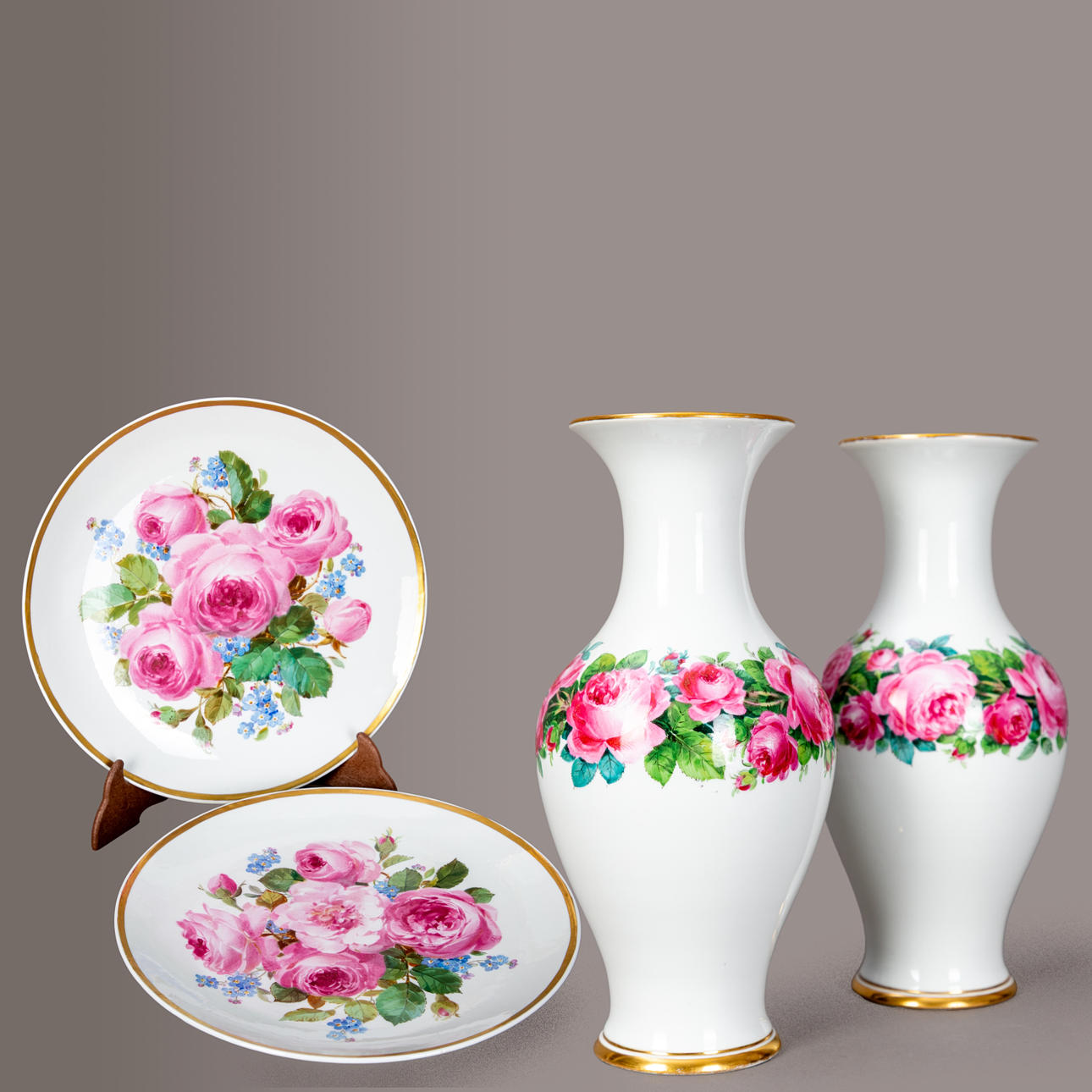 MEISSEN. A pair of plates and a pair of vases with roses, 1860-1924 (4).