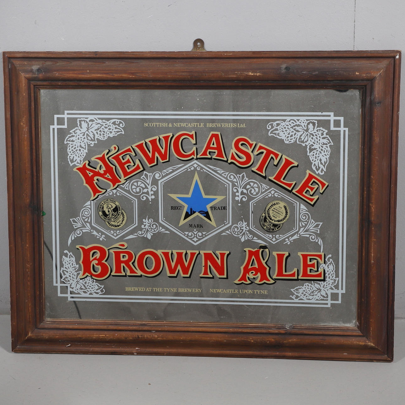 UN ESPEJO EXPOSITOR DE PUB NEWCASTLE BROWN ALE.
