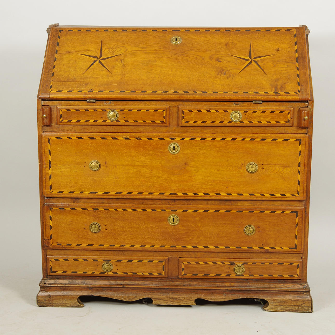 SNEDKLAFFSEKRETÄR, ek med intarsia, daterad 1920.