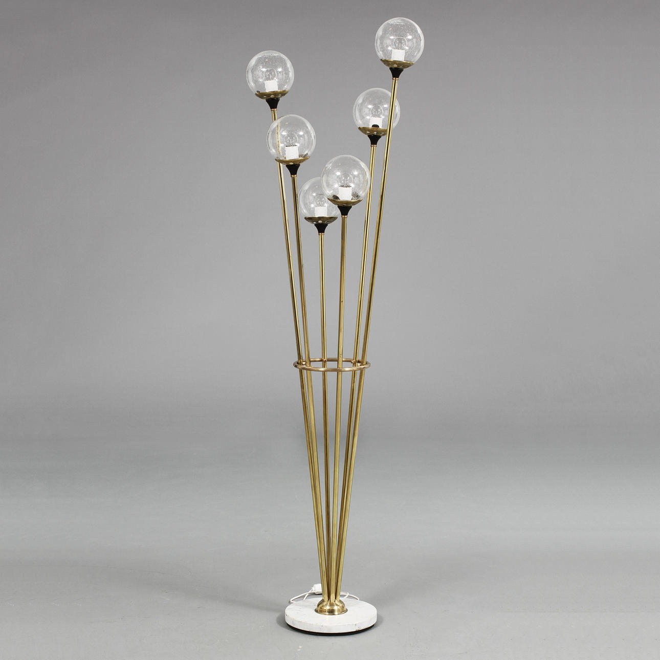 STILNOVO. TILLSKRIVEN. Golvarmatur, mässing med glaskupor.