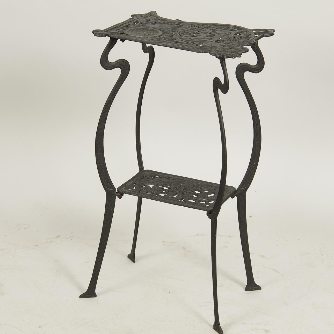 BLOMBORD, svartmålad gjutjärn, jugendstil, samtida.