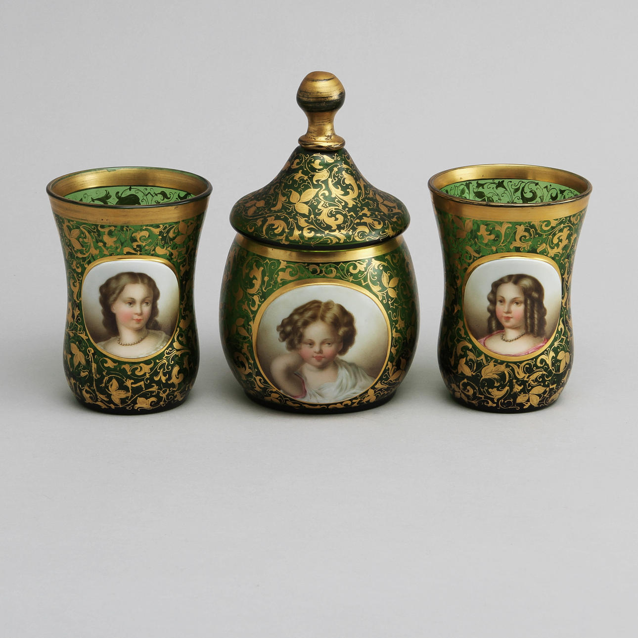 BONBONIERE SAMT SELTERGLAS, 2 st, glas, 1900-tal.