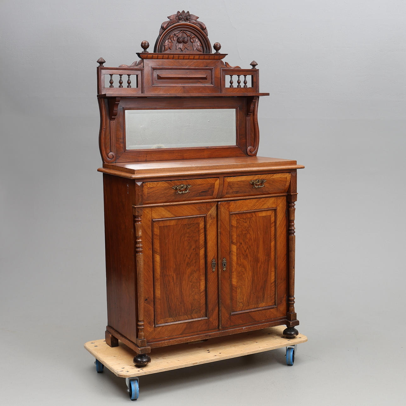 Peilikaappi, uusrenessanssi, 1900-luku.