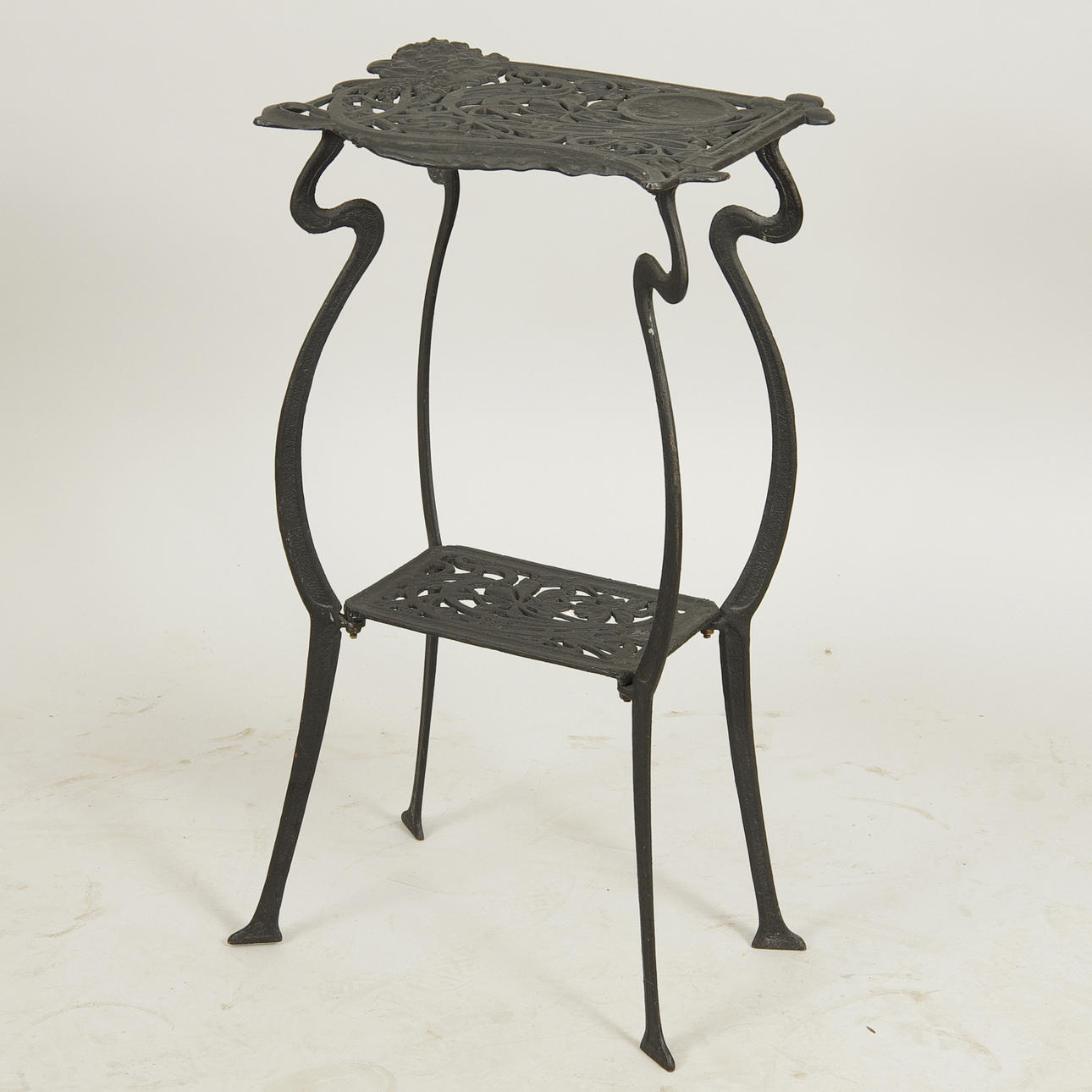 BLOMBORD, svartmålad gjutjärn, jugendstil, samtida.