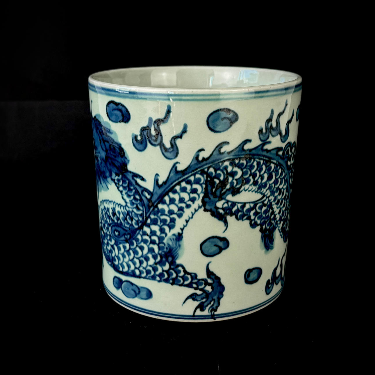 CHINESE HANDPAINTED PORCELAIN BRUSH POT.
