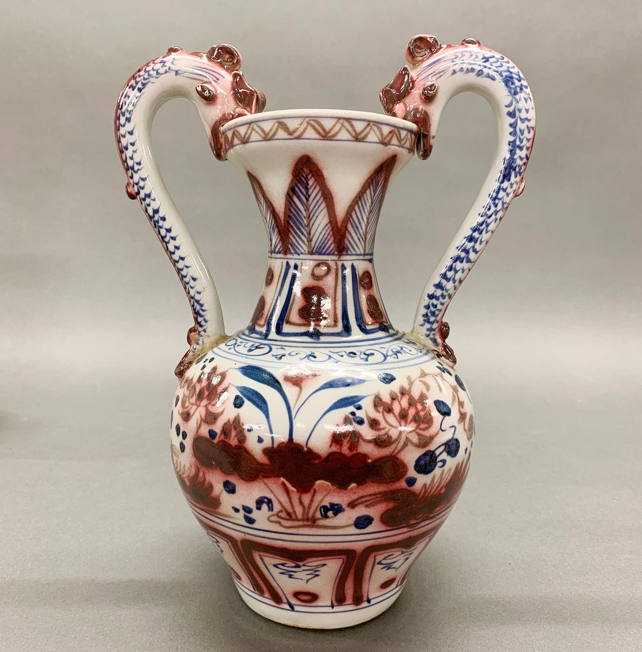 CHINESE HANDPAINTED PORCELAIN TWO HANDLED VASE.