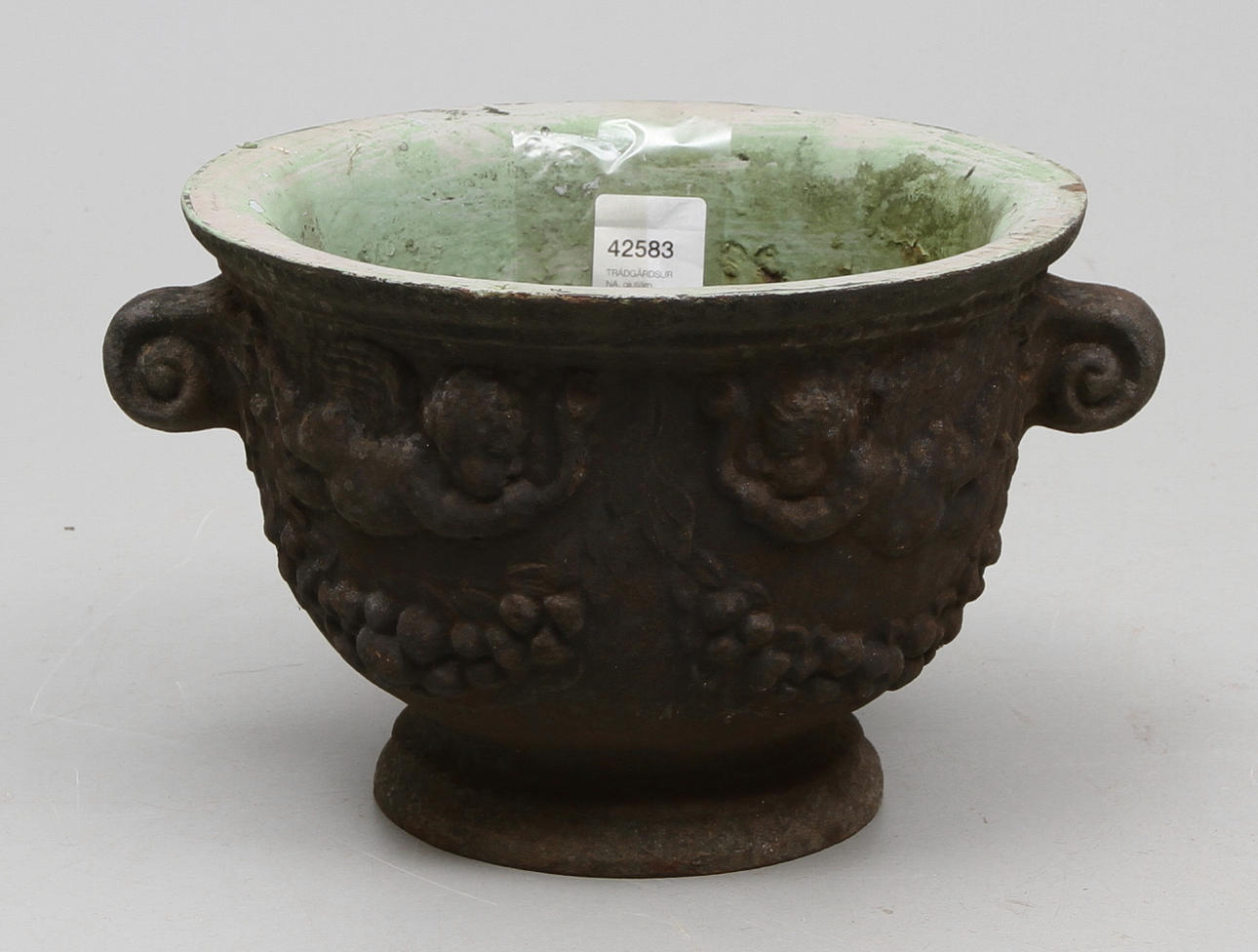 TRÄDGÅRDSURNA, gjutjärn, sannolikt Näfveqvarn.