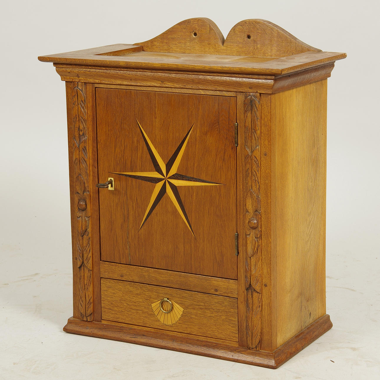 VÄGGSKÅP, ek med intarsia, tidigt 1900-tal.